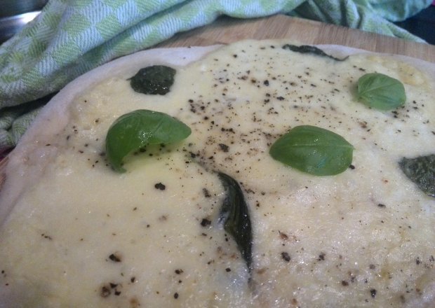 Fotografia przedstawiająca Pizza bianca z bazylią