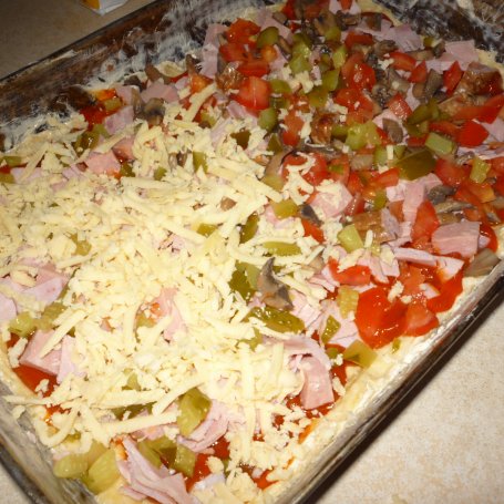 Krok 4 - Pizza bogata w dodatki foto