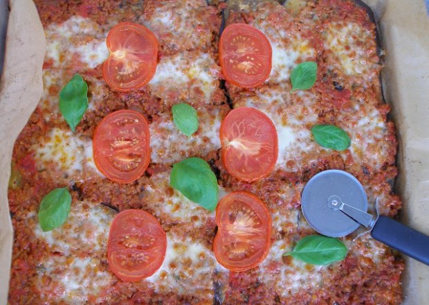Fotografia przedstawiająca Pizza bolońska na spodzie z bakłażana