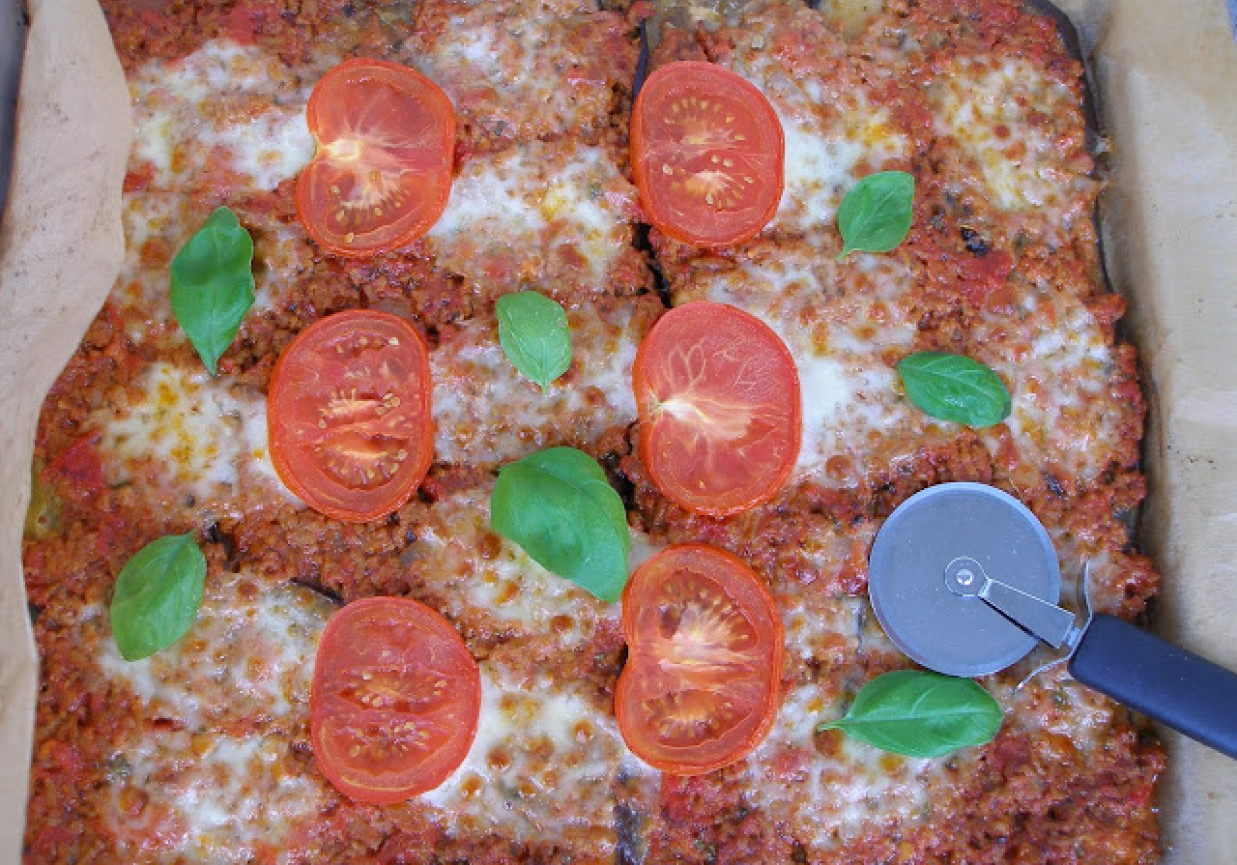 Pizza bolońska na spodzie z bakłażana foto