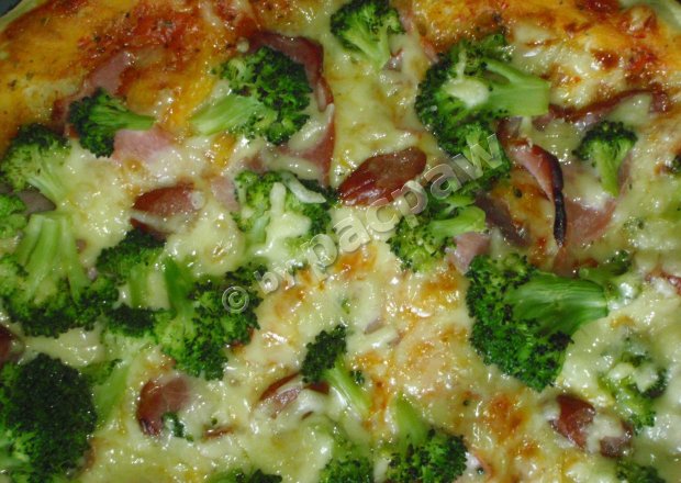 Fotografia przedstawiająca Pizza brokułowa wędliniarska