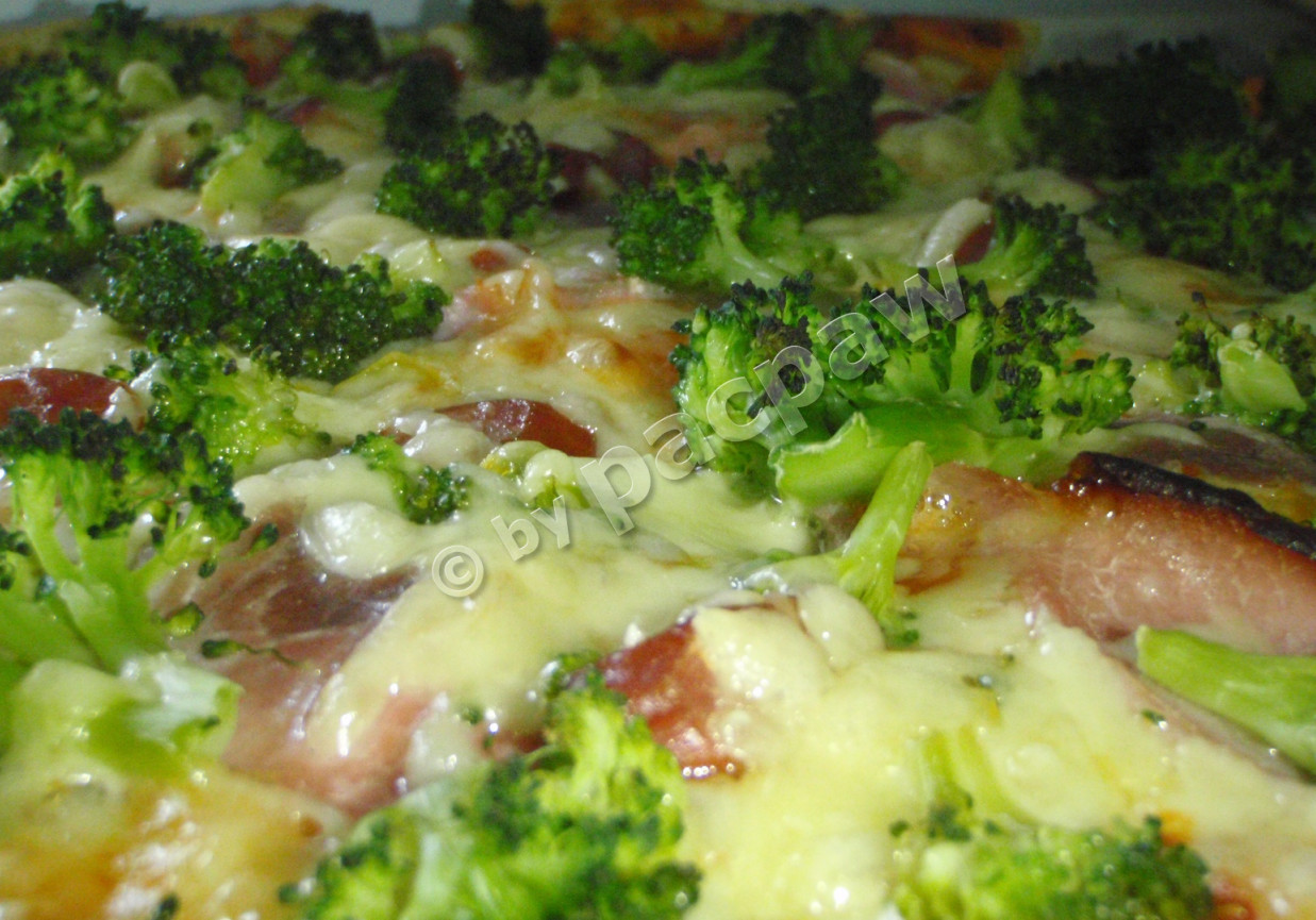 Pizza brokułowa wędliniarska foto