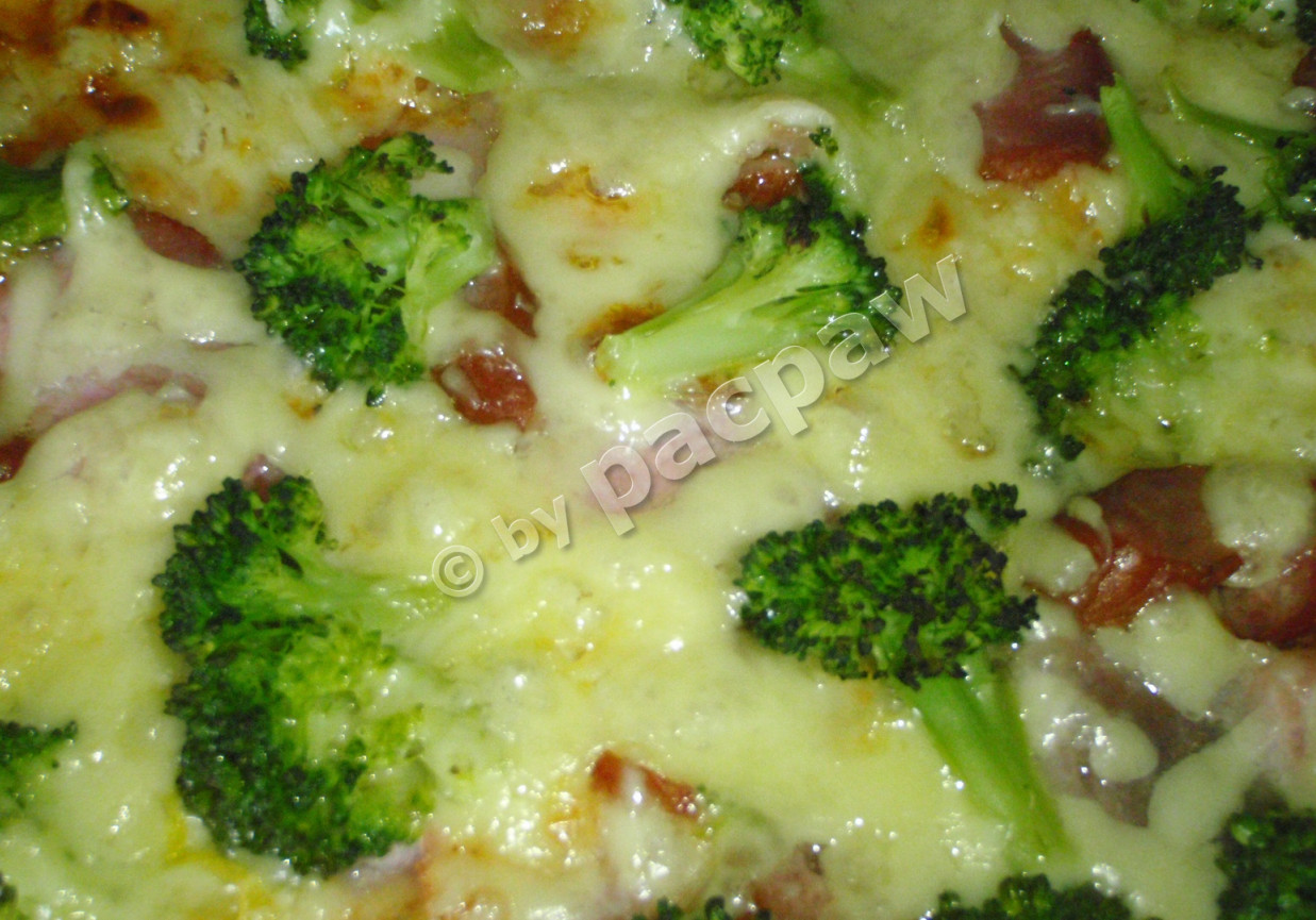 Pizza brokułowa wędliniarska foto