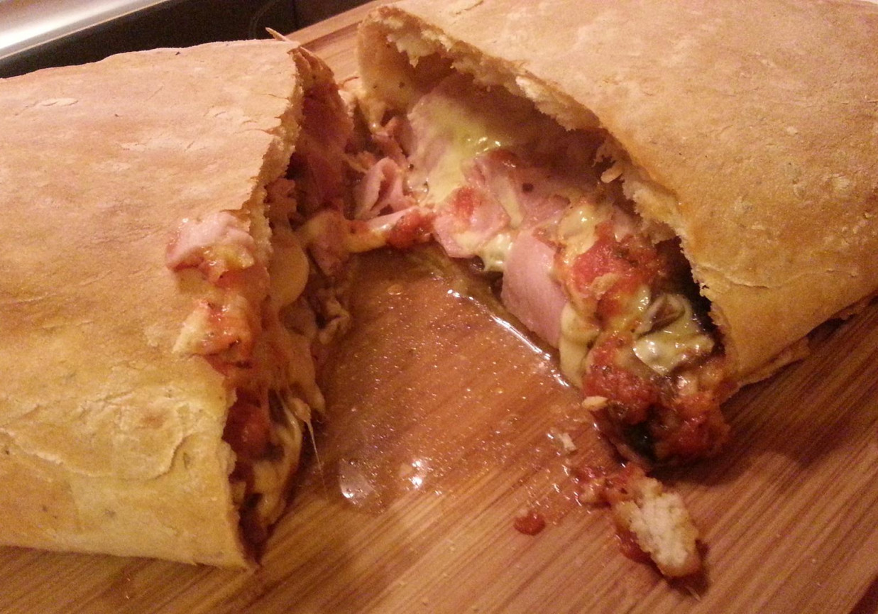 Pizza Calzone z szynką i pieczarkami foto
