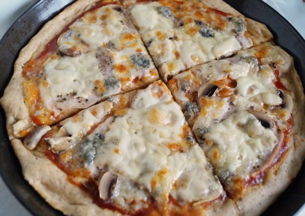 Fotografia przedstawiająca Pizza capriciosa z gorgonzolą