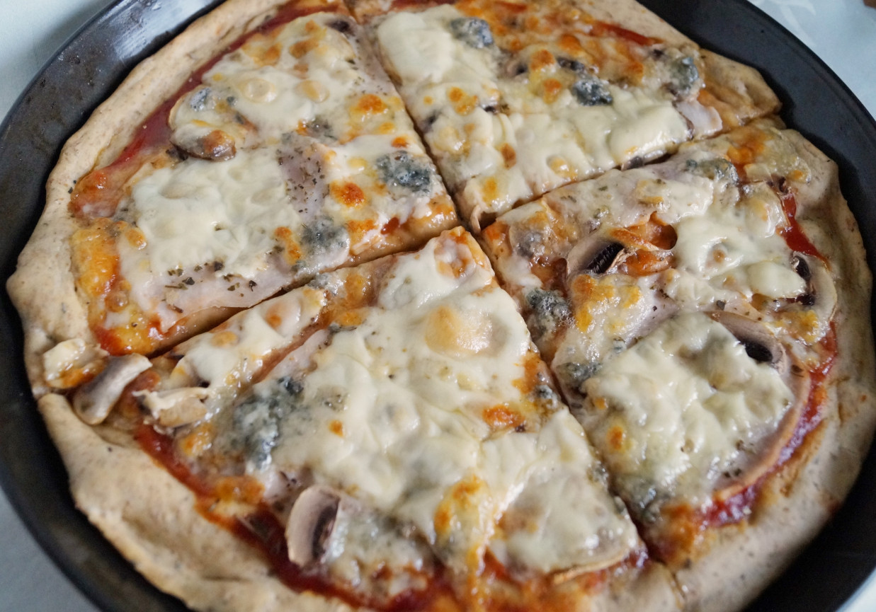 Pizza capriciosa z gorgonzolą foto