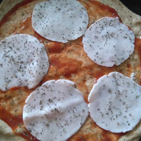 Krok 4 - Pizza capriciosa z gorgonzolą foto