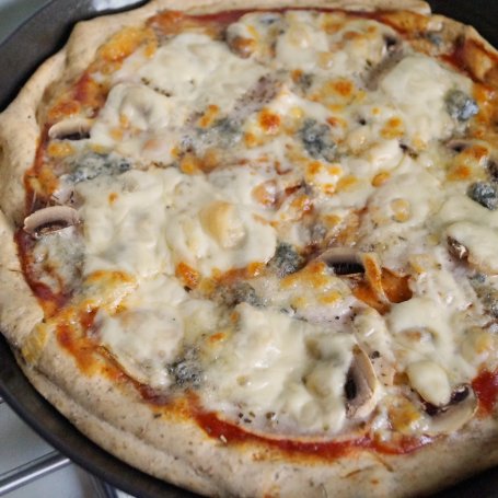 Krok 7 - Pizza capriciosa z gorgonzolą foto