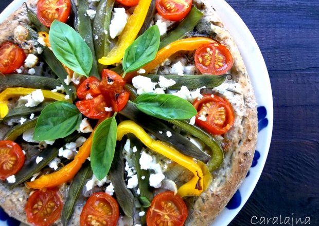 Fotografia przedstawiająca pizza (ciut razowa) z papryką, fasolką, pomidorkami i kozim serem