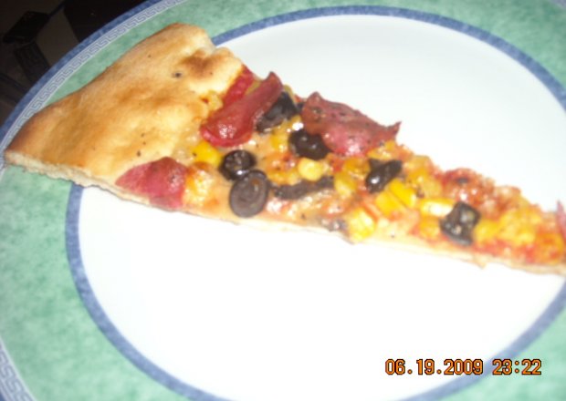 Fotografia przedstawiająca pizza czarna oliwka