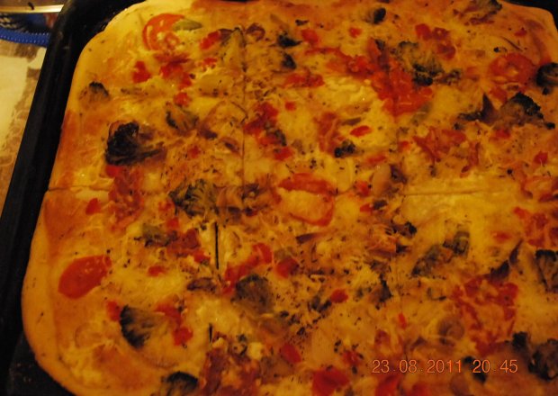 Fotografia przedstawiająca pizza \"czerwono zielona\" - dodatki