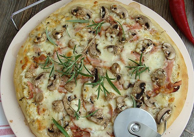 Fotografia przedstawiająca Pizza czosnkowo-pieczarkowa z mozzarellą