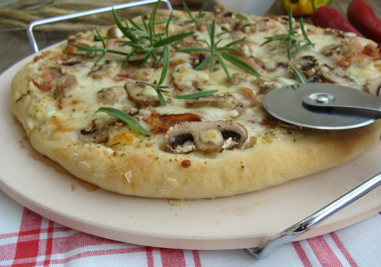Pizza czosnkowo-pieczarkowa z mozzarellą foto