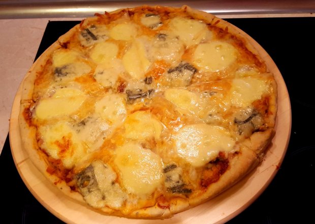 Fotografia przedstawiająca Pizza cztery sery