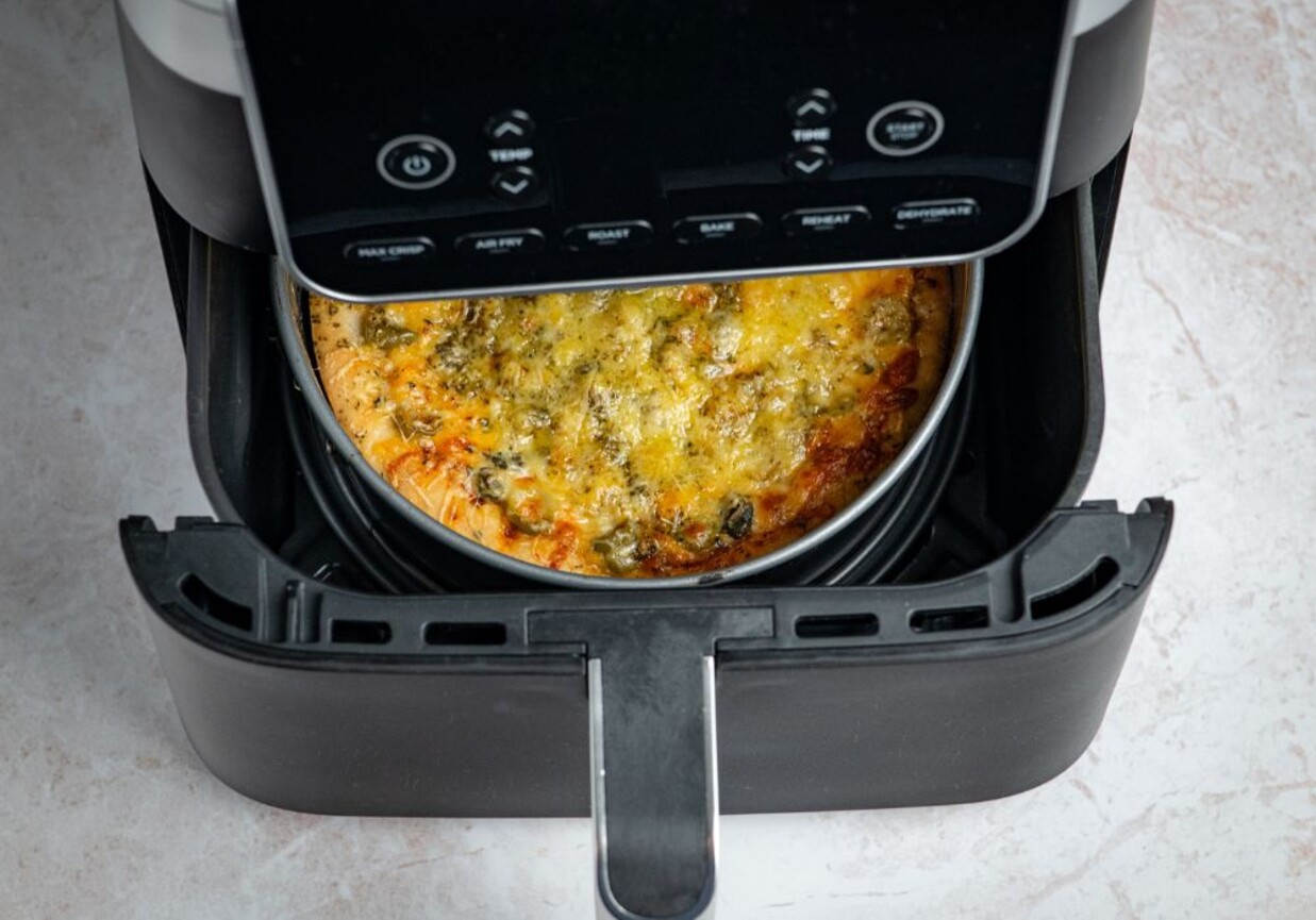 Pizza “deep dish” z air fryera foto