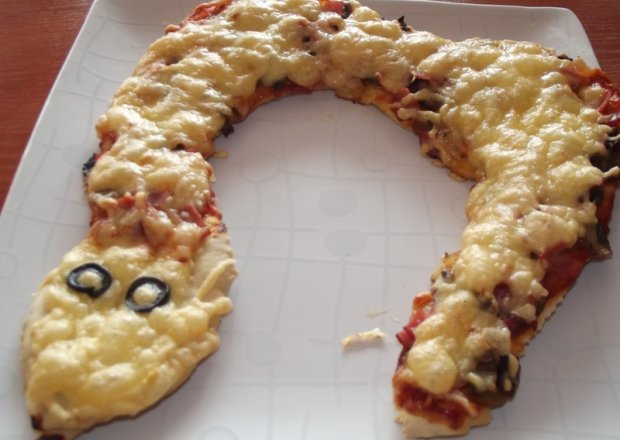 Fotografia przedstawiająca Pizza dla dzieci w kształcie węża