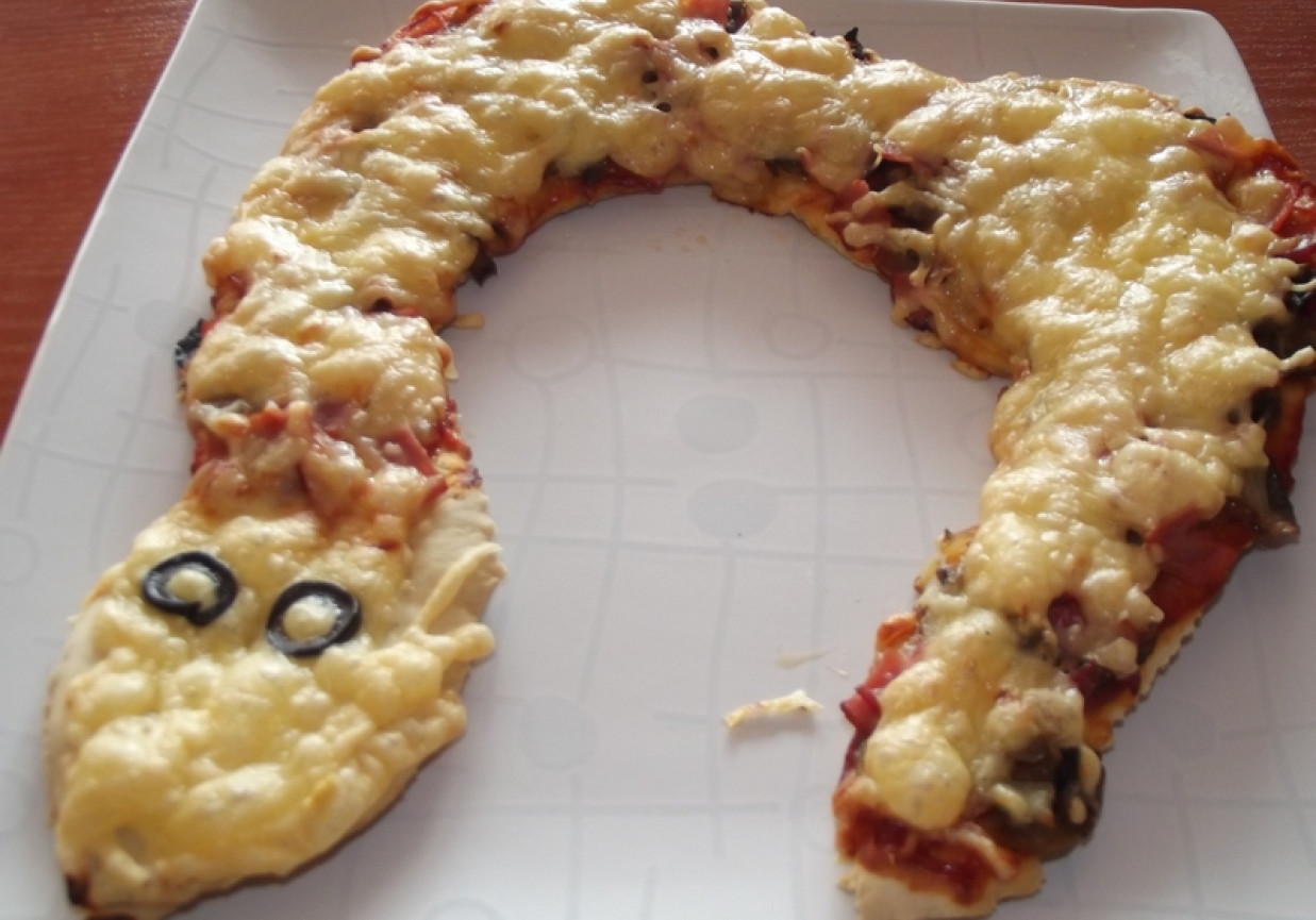 Pizza dla dzieci w kształcie węża foto
