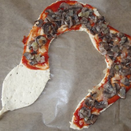 Krok 6 - Pizza dla dzieci w kształcie węża foto