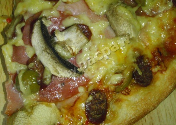 Fotografia przedstawiająca Pizza dla wędlinożercy