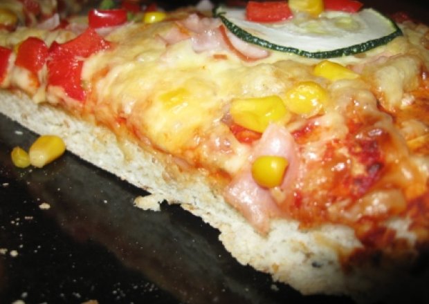 Fotografia przedstawiająca Pizza dla zgłodniałych na grubym cieście