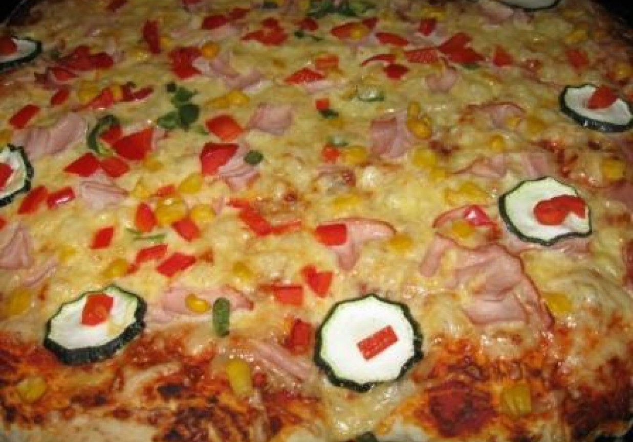 Pizza dla zgłodniałych na grubym cieście foto