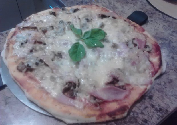 Fotografia przedstawiająca Pizza domowa jak z pizzerni