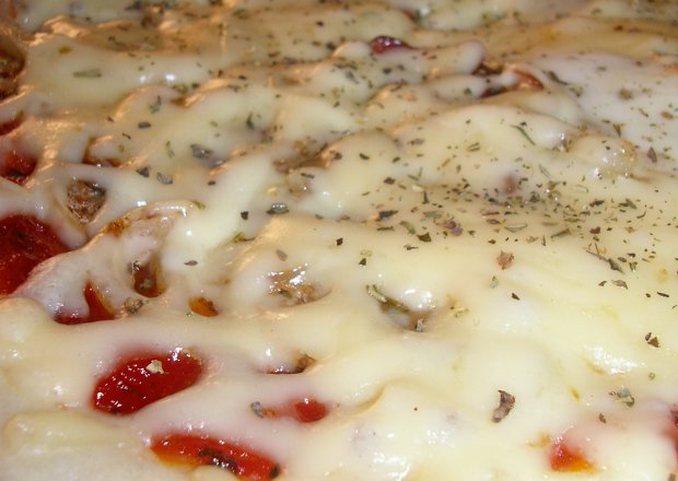 Fotografia przedstawiająca Pizza domowa na cienkim cieście