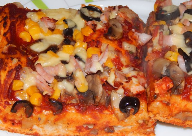 Fotografia przedstawiająca Pizza domowa na cieście pszenno-żytnim