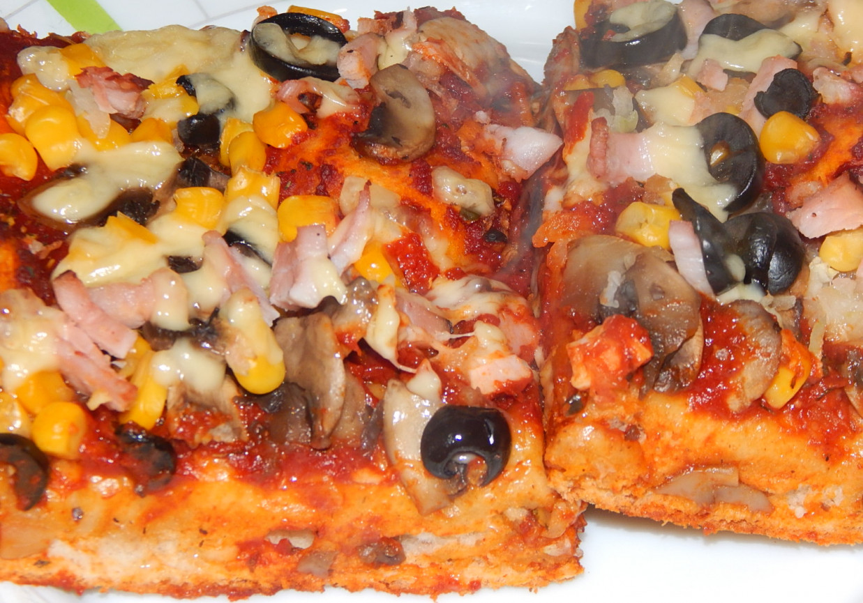 Pizza domowa na cieście pszenno-żytnim foto