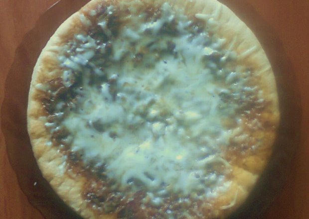 Fotografia przedstawiająca Pizza domowa z dodatkami