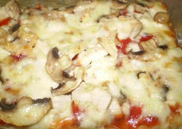 Fotografia przedstawiająca Pizza domowa z pieczarkami