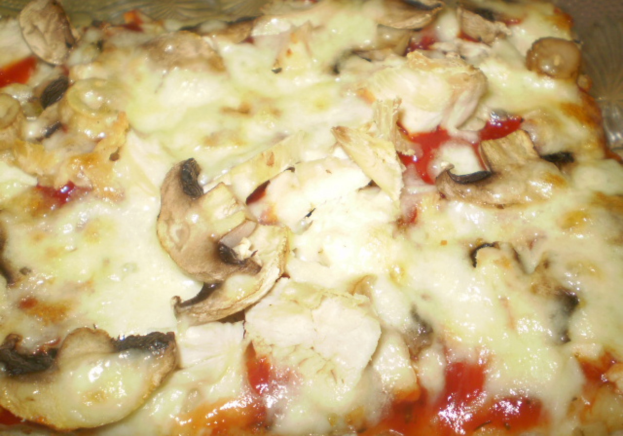 Pizza domowa z pieczarkami foto