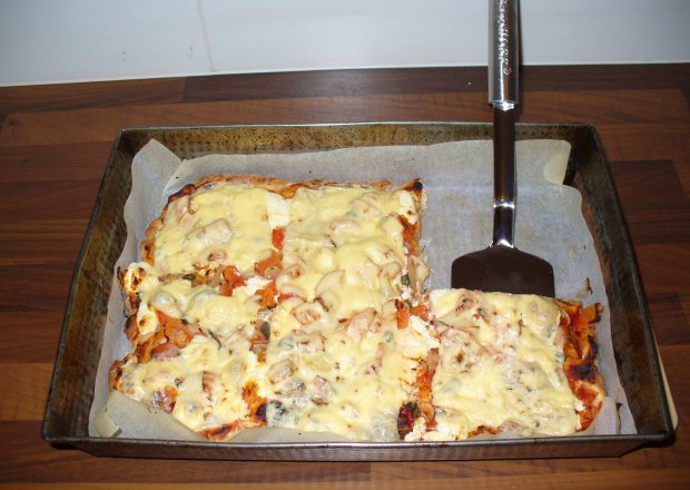 Fotografia przedstawiająca pizza domowa:)