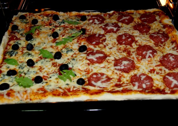 Fotografia przedstawiająca Pizza domowa.