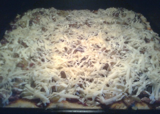 Fotografia przedstawiająca Pizza drożdżowa z pieczarkami
