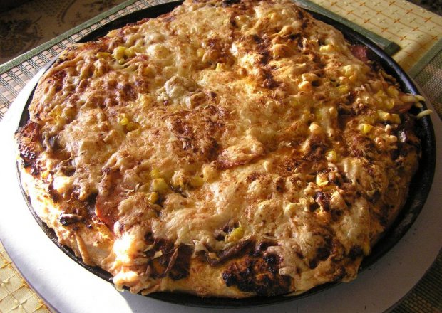 Fotografia przedstawiająca Pizza drożdzowa