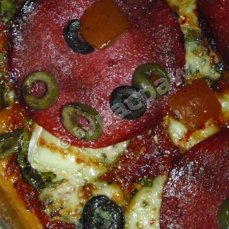 Krok 8 - Pizza dwupleśniowa ze szpinakiem i salami foto