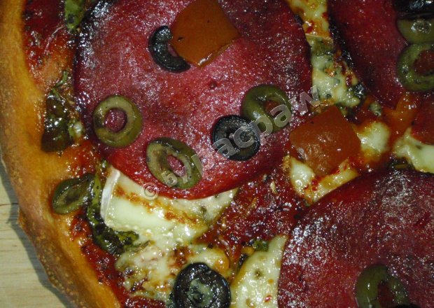 Fotografia przedstawiająca Pizza dwupleśniowa ze szpinakiem i salami