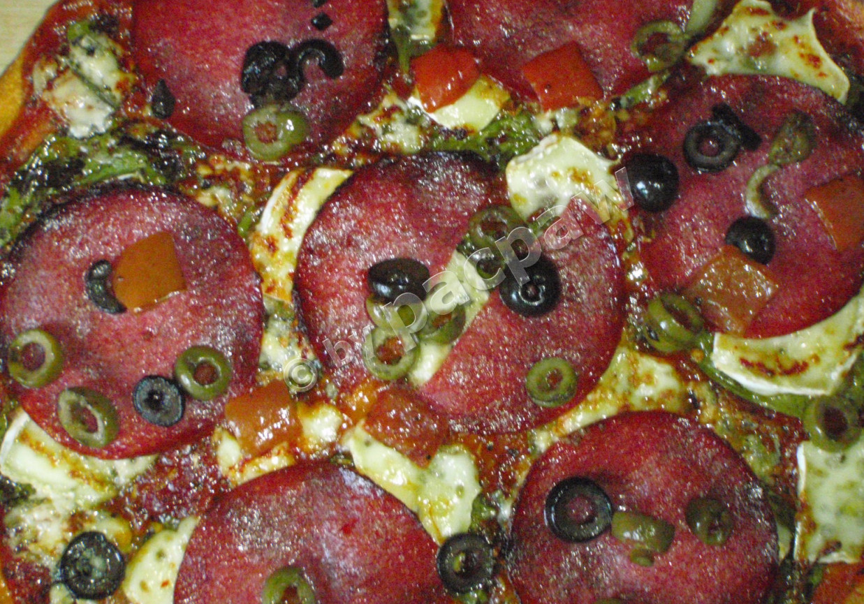 Pizza dwupleśniowa ze szpinakiem i salami DoradcaSmaku.pl