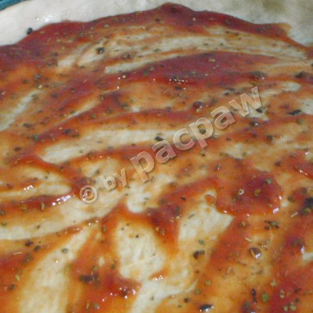 Krok 3 - Pizza dwupleśniowa ze szpinakiem i salami foto