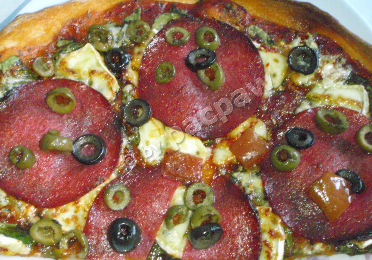 Pizza dwupleśniowa ze szpinakiem i salami foto
