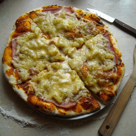 Krok 10 - Pizza hawajska na chrupiącym cienkim lub średnim spodzie. foto