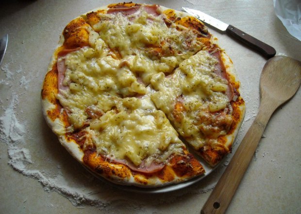 Fotografia przedstawiająca Pizza hawajska na chrupiącym cienkim lub średnim spodzie.