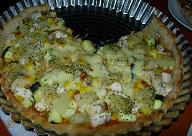 Fotografia przedstawiająca Pizza hawajska z cukinią