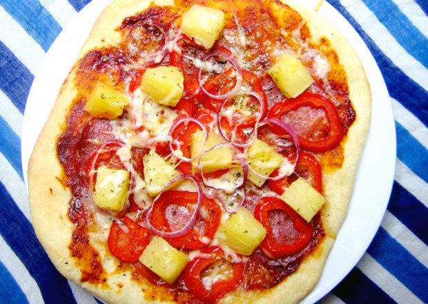 Fotografia przedstawiająca Pizza hawajska z ostrym sosem pomidorowo-czereśniowym