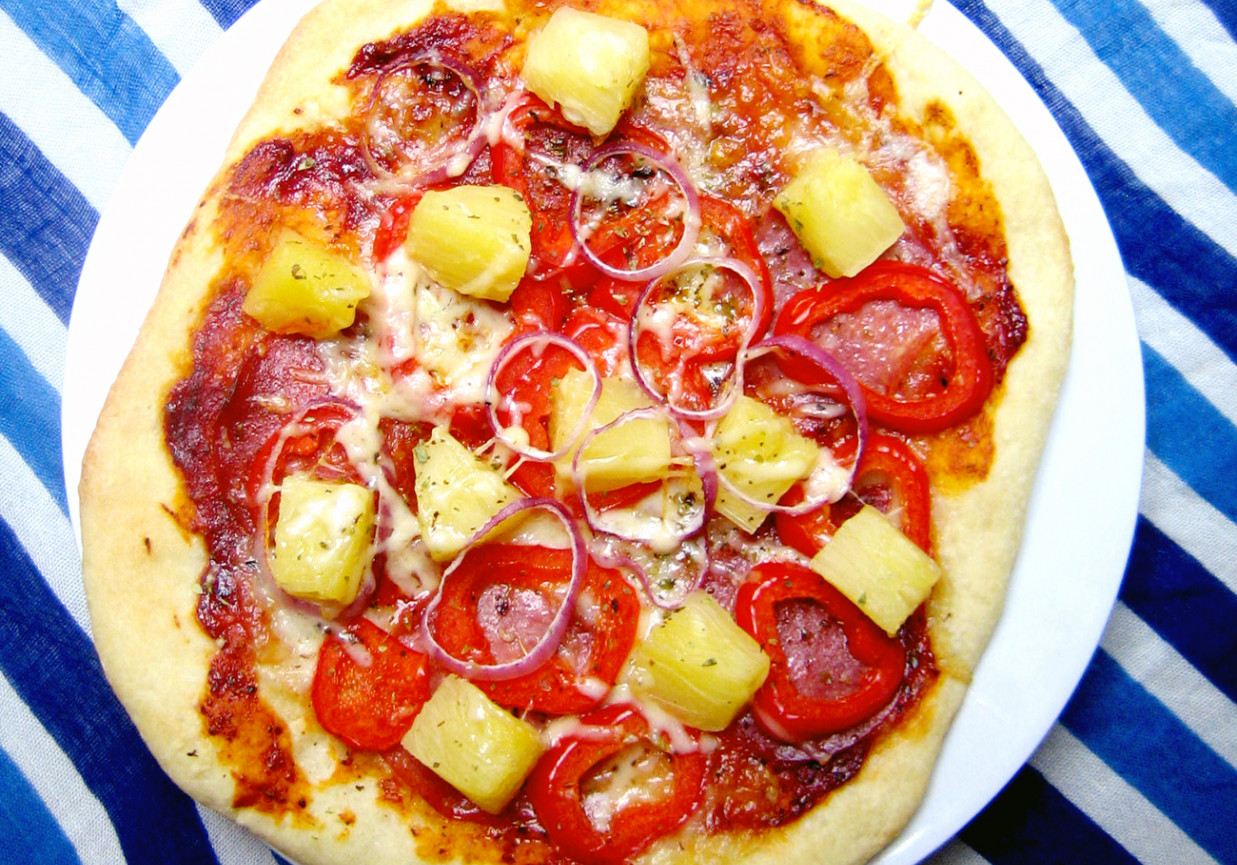 Pizza hawajska z ostrym sosem pomidorowo-czereśniowym foto
