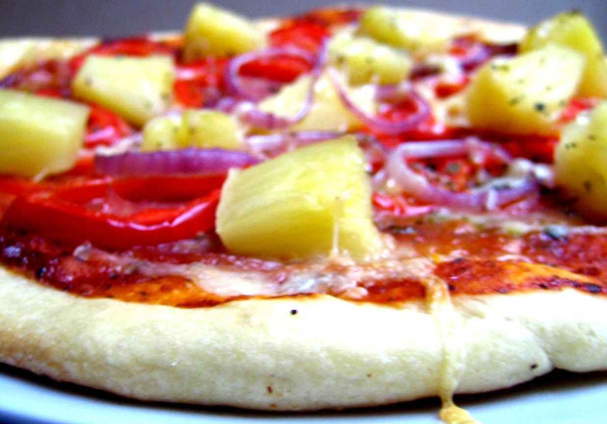 Pizza hawajska z ostrym sosem pomidorowo-czereśniowym foto