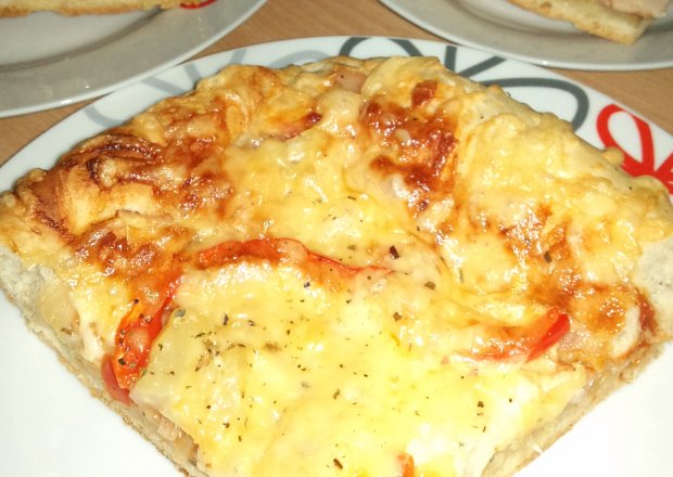 Fotografia przedstawiająca Pizza hawajska z papryką