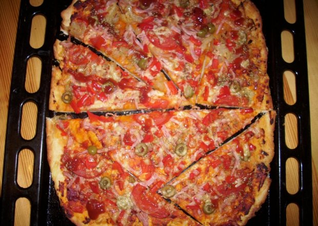 Fotografia przedstawiająca Pizza Hiszpańska