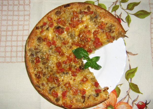 Fotografia przedstawiająca pizza II z dodatkami